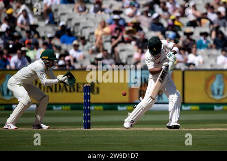 Melbourne, Australia, 27 dicembre 2023. Abdullah Shafique del Pakistan batte durante il giorno 2 del Boxing Day test - Day 2 match tra Australia e Pakistan al Melbourne Cricket Ground il 27 dicembre 2023 a Melbourne, Australia. Crediti: Dave Hewison/Speed Media/Alamy Live News Foto Stock