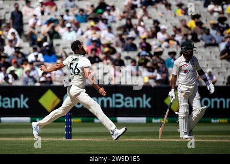 Melbourne, Australia, 27 dicembre 2023. Mitch Starc of Australia durante il giorno 2 del Boxing Day test - Day 2 match tra Australia e Pakistan al Melbourne Cricket Ground il 27 dicembre 2023 a Melbourne, Australia. Crediti: Dave Hewison/Speed Media/Alamy Live News Foto Stock