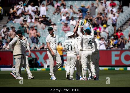 Melbourne, Australia, 27 dicembre 2023. L'Australia festeggia il giorno 2 della partita di Boxing Day test - Day 2 tra Australia e Pakistan al Melbourne Cricket Ground il 27 dicembre 2023 a Melbourne, Australia. Crediti: Dave Hewison/Speed Media/Alamy Live News Foto Stock