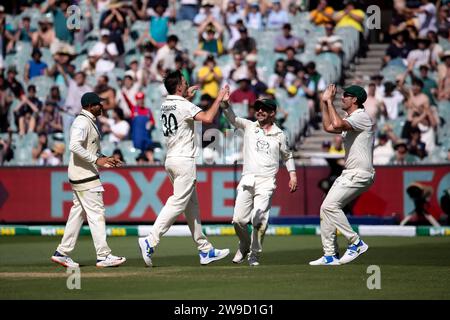 Melbourne, Australia, 27 dicembre 2023. L'Australia festeggia il giorno 2 della partita di Boxing Day test - Day 2 tra Australia e Pakistan al Melbourne Cricket Ground il 27 dicembre 2023 a Melbourne, Australia. Crediti: Dave Hewison/Speed Media/Alamy Live News Foto Stock