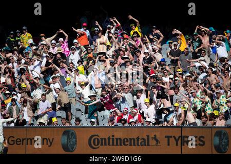 Melbourne, Australia, 27 dicembre 2023. I tifosi di Cricket si divertono durante il giorno 2 della partita del giorno 2 tra Australia e Pakistan al Melbourne Cricket Ground il 27 dicembre 2023 a Melbourne, Australia. Crediti: Dave Hewison/Speed Media/Alamy Live News Foto Stock