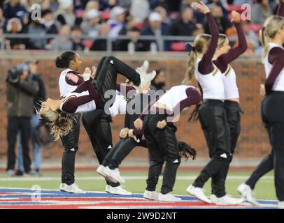 Dallas, Texas, USA. 27 dicembre 2023. LE CHEERLEADER del Texas State celebrano i backflip nella endzone dopo un touchdown difensivo del Texas State contro Rice nel First responders Bowl al Gerald J. Ford Stadium nel campus SMU martedì. Texas State sconfisse Rice 45-21. (Immagine di credito: © Brian McLean/ZUMA Press Wire) SOLO USO EDITORIALE! Non per USO commerciale! Foto Stock