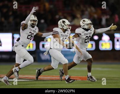 Dallas, Texas, USA. 27 dicembre 2023. I difensori dello stato del Texas MICAHEL BOUDOIN III, JOHN OEHRIEIN (45) e KALEB CULP (20) celebrano il recupero del fatturato di Oehriein nel First Responder Bowl al Gerald J. Ford Stadium nel campus SMU di Dallas, Texas martedì. (Immagine di credito: © Brian McLean/ZUMA Press Wire) SOLO USO EDITORIALE! Non per USO commerciale! Foto Stock