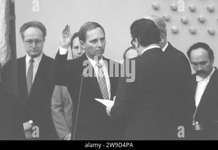 CDU Politiker Wolfgang Schaueble im Alter von 81 Jahren gestorben. ARCHIVFOTO vom 15.11.1985: Wolfgang SCHAEUBLE, Deutschland, Politiker, CDU, bei Seiner Ministervereidigung im Bundestag. *** Il politico della CDU Wolfgang Schaueble è morto all'età di 81 anni FOTO D'ARCHIVIO DI 15 11 1985 Wolfgang SCHAEUBLE, Germania, politico, CDU, durante la sua cerimonia ministeriale di giuramento nel Bundestag Foto Stock