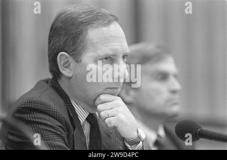 CDU Politiker Wolfgang Schaueble im Alter von 81 Jahren gestorben. ARCHIVFOTO vom 15.02.1985. Wolfgang SCHAEUBLE, Deutschland, Politiker, CDU, bei einer Pressekonferenz, nachdenklich, mit Hand am Kinn. *** Il politico della CDU Wolfgang Schaueble è morto all'età di 81 anni FOTO D'ARCHIVIO del 15 02 1985 Wolfgang SCHAEUBLE, Germania, politico, CDU, durante una conferenza stampa, pensivo, con la mano sul mento Foto Stock