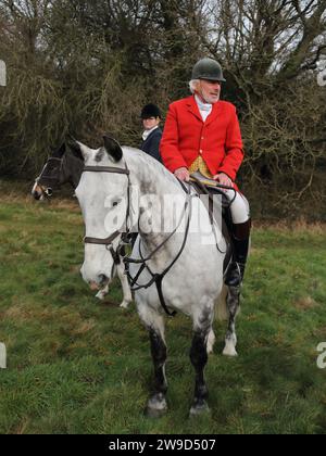 Hawridge, Chesham, Regno Unito. 26 dicembre 2023. I cavalieri e i loro cani si riuniscono in un campo prima della caccia annuale. Crediti: Uwe Deffner/Alamy Live News Foto Stock