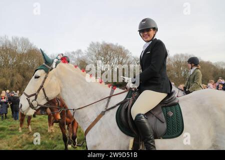 Hawridge, Chesham, Regno Unito. 26 dicembre 2023. I cavalieri e i loro cani si riuniscono in un campo prima della caccia annuale. Crediti: Uwe Deffner/Alamy Live News Foto Stock