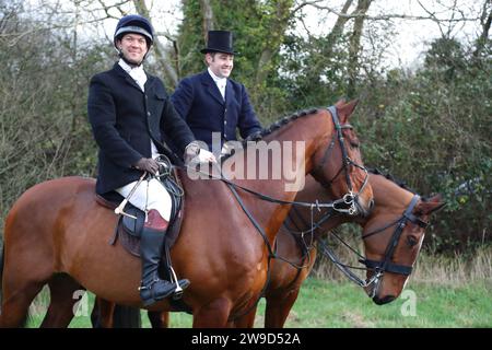 Hawridge, Chesham, Regno Unito. 26 dicembre 2023. I cavalieri e i loro cani si riuniscono in un campo prima della caccia annuale. Crediti: Uwe Deffner/Alamy Live News Foto Stock