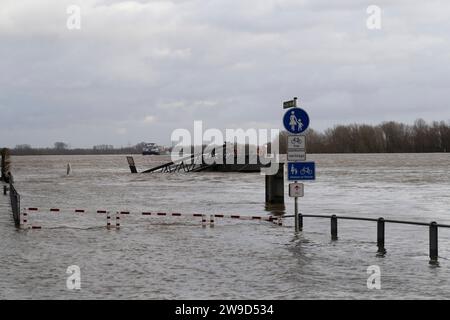 Hochwasser am Niederrhein Hochwasser an der Uferpromenade a Rees. Schiffsanlegestelle der Rheinfähre Räässe Pöntje. Rees Deutschland Nordrhein-Westfalen / NRW *** inondazione sul basso Reno inondazione sul lungofiume a Rees Rhine attracco dei traghetti Räässe Pöntje Rees Germania Renania settentrionale-Vestfalia NRW Foto Stock