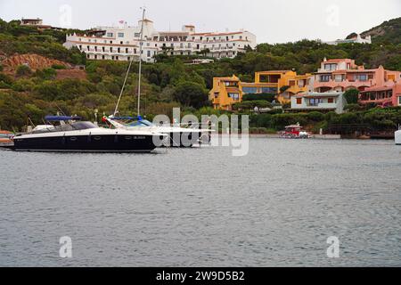 PORTO CERVO, ITALIA -20 OTT 2023- Vista della Marina di Porto Cervo, un porto per yacht di lusso sulla Costa Smeralda sulla costa tirrenica del Nord Foto Stock