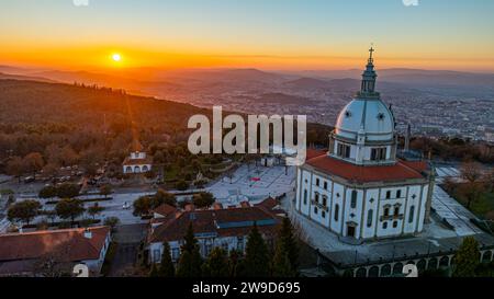 Una vista aerea del Santuario di nostra Signora di Sameiro a Braga, Portogallo al tramonto. Foto Stock