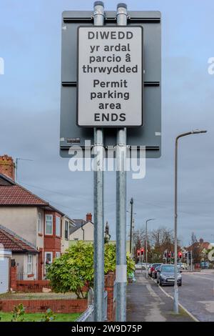 Cartello con limitazioni per il parcheggio in inglese e gallese, permesso di parcheggio. Parcheggio auto. Applicazione. Urbano. Residente in periferia. Concetto. Legale Foto Stock