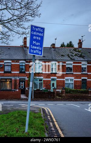 Cartello di calmare il traffico in inglese e gallese, sicurezza stradale. Controllo del traffico. Limitazioni del traffico. Motori. Applicazione. Urbano. Suburbano. Concetto. Legale. Foto Stock