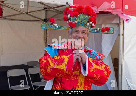 Capodanno cinese 2015, l'anno delle pecore, Market Square, Northampton, Regno Unito; uomo in costume tradizionale cinese Foto Stock