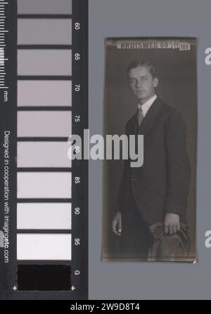 Ritratto di un uomo sconosciuto, American Photo Company, 1917 - 1920 Fotografia Haarlem supporto fotografico di persone storiche con stampa in argento gelatina Foto Stock