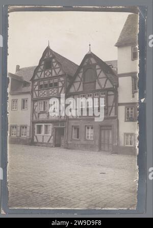 Due case a graticcio a Rhens, Germania, c. 1910 - c. 1930 Fotografia Rhens baryta carta gelatina stampa argento urbano Housing Rhens Foto Stock