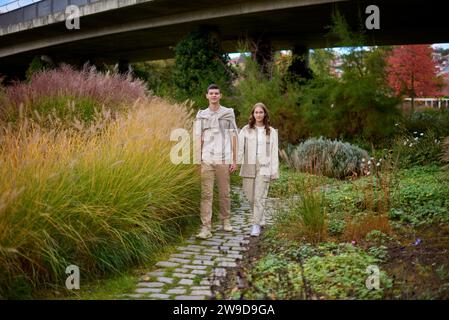 STORIA D'AMORE DI COPPIE ADOLESCENTI. Sussurri d'amore nello splendore tedesco. Esplorare la storia tedesca con amore. Autumn Love Affair nell'eleganza tedesca. Acquisizione di Foto Stock