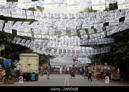 Dhaka, Bangladesh. 27 dicembre 2023. I manifesti dei candidati alle elezioni sono appesi su una strada a Dacca, Bangladesh, il 27 dicembre 2023, il Commissario capo alle elezioni del Bangladesh Kazi Habibul Awal ha annunciato il calendario per le prossime elezioni generali che si terranno il 7 gennaio 2024. Foto di Habibur Rahman/ABACAPRESS.COM Credit: Abaca Press/Alamy Live News Foto Stock