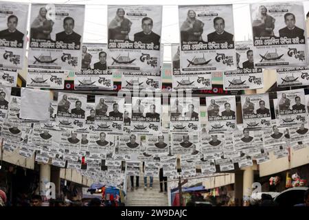 Dhaka, Bangladesh. 27 dicembre 2023. I manifesti dei candidati alle elezioni sono appesi su una strada a Dacca, Bangladesh, il 27 dicembre 2023, il Commissario capo alle elezioni del Bangladesh Kazi Habibul Awal ha annunciato il calendario per le prossime elezioni generali che si terranno il 7 gennaio 2024. Foto di Habibur Rahman/ABACAPRESS.COM Credit: Abaca Press/Alamy Live News Foto Stock