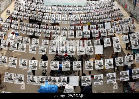 Dhaka, Bangladesh. 27 dicembre 2023. I manifesti dei candidati alle elezioni sono appesi su una strada a Dacca, Bangladesh, il 27 dicembre 2023, il Commissario capo alle elezioni del Bangladesh Kazi Habibul Awal ha annunciato il calendario per le prossime elezioni generali che si terranno il 7 gennaio 2024. Foto di Habibur Rahman/ABACAPRESS.COM Credit: Abaca Press/Alamy Live News Foto Stock