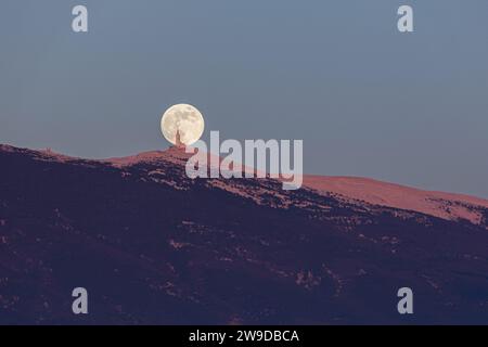 Caromb, Francia. 26 dicembre 2023. © PHOTOPQR/LE DAUPHINE/Cyril HIELY ; Caromb ; 26/12/2023 ; Caromb, le 26 décembre 2023 la pleine lune se lève derrière le sommet du Mont Ventoux - bellissimo paesaggio con la luna che sorge sul Mont Ventoux, in Provenza, Francia meridionale, il 26 dicembre 2023. Credito: MAXPPP/Alamy Live News Foto Stock