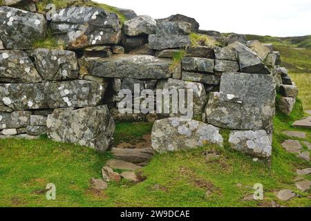 Ingresso ai resti di Dun Beag Broch, una struttura dell'età del ferro costruita circa 2.000 anni fa sull'isola di Skye, nelle Ebridi esterne, in Scozia Foto Stock