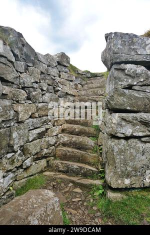 Una ripida scalinata in pietra all'interno delle rovine del Dun Beag Broch sull'isola di Skye. La struttura originale potrebbe essere servita come residenza o forte Foto Stock