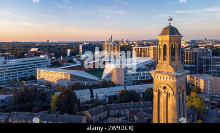 Vista aerea del Gtech Community Stadium al tramonto. Londra, Regno Unito Foto Stock