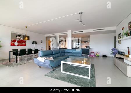 un'immagine di uno spazio abitativo open space all'interno di un lussuoso appartamento mediterraneo Foto Stock