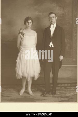 Ritratto di Pètrus Jan Rienstra van Stuyvesande e Jacoba sono andati con il loro fidanzamento, 1927 fotografare i due fidanzati, la donna in abito da sera con un corsage sulla spalla, l'uomo in costume rokk si trova fianco a fianco per uno sfondo con un dipinto di paesaggio. Giornale di Amsterdam. supporto fotografico. personaggi storici stampati in argento e gelatina di cartone (ritratti e scene della vita) Foto Stock