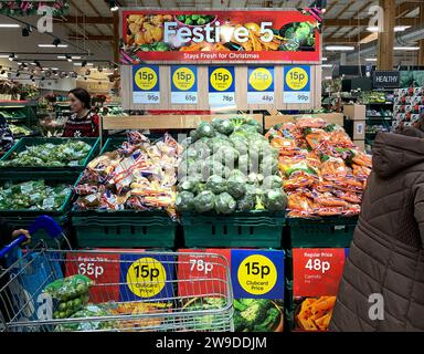 Taplow, Regno Unito. 24 dicembre 2023. Cavoletti di Bruxelles, pastinache, broccoli e carote a 15 centesimi per confezione in un supermercato Tesco a Taplow, Buckinghamshire. Tesco offre ai possessori di Clubcard prezzi scontati sulle verdure di base. Credito: Maureen McLean/Alamy Foto Stock