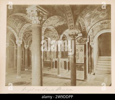 Crypt van Sint -Cecilia nella Basilica di Santa Cecilia in Trastevere a Roma, Italia, Anonimo, 1860 - 1880 Fotografia questa foto fa parte di un album. Gli albumi di carta di Roma stampano parti dell'interno della chiesa (cripta). La vergine martire Cecilia di Roma; possibili attributi: falco, strumenti musicali, organo, corona di rose e gigli Santa Cecilia in Trastevere Foto Stock