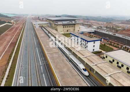 (231227) -- DONGXING, 27 dicembre 2023 (Xinhua) -- questa foto aerea scattata il 27 dicembre 2023 mostra un treno proiettile in attesa della partenza alla stazione ferroviaria di Dongxingshi a Dongxing, nella regione autonoma Guangxi Zhuang della Cina meridionale. Dongxing, una città al confine tra Cina e Vietnam nella regione autonoma del Guangxi Zhuang nella Cina meridionale, è stata collegata alla rete ferroviaria nazionale cinese mercoledì con l'apertura di una nuova linea ferroviaria. PER PASSARE ALLA "città cinese meridionale confinante con il Vietnam collegata alla rete ferroviaria" (China Railway Nanning Bureau Group Co., Ltd./Handout via Xinhua) Foto Stock