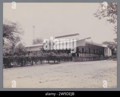 Casa/azienda nelle Indie Orientali olandesi, c. 1900 - c. 1920 Fotografia grande casa bianca/azienda nelle Indie Orientali olandesi circondata da alberi e cespugli. Una serie di vasi con piante si trovano lungo la veranda. Un camino sullo sfondo. Gli albumi di carta stampano le Indie Orientali olandesi, il Foto Stock