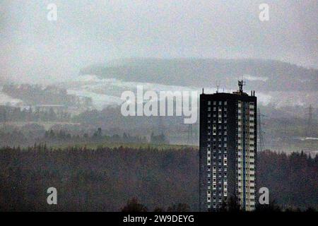 Glasgow, Scozia, Regno Unito. 27 dicembre 2023. Meteo del Regno Unito: La tempesta Gerrit ha fatto per una mattinata umida, ventosa e buia mentre la neve veniva vista sulle colline kilpatrick dietro la cappella di tamburi. Credit Gerard Ferry/Alamy Live News Foto Stock