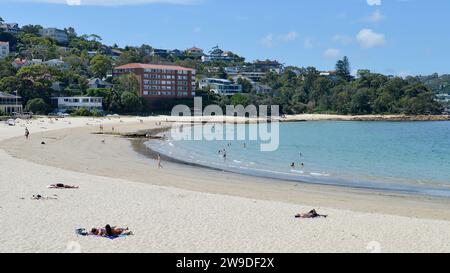 Una giornata di sole sulla spiaggia di Balmoral nel porto di Sydney, Australia Foto Stock