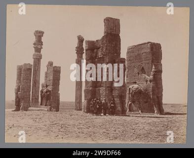 Rovine con un certo numero di uomini in posa, Persepoli, c. 1880 - c. 1910 Fotografia Persepoli (nome greco per Parsa (antico persiano) o Takht-e Jamshid/Chehel Minar (moderno persiano), una città che si trova 70 km a nord-est della città di Shiraz, Iran. Iran paper albumen print TAKHT-e Jamshid Foto Stock