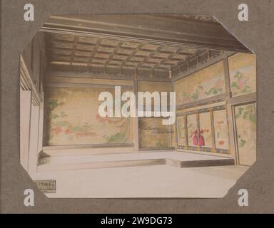 Interno di uno spazio nel tempio Nishi Hongan-Ji a Kyoto, Giappone, 1890 circa - nel o prima del 1903 fotografare questa foto fa parte di un album. Carta di Kyoto. Supporto fotografico stampa albumana tempio, santuario  induismo, buddismo, giainismo. Interno della casa Hongan-je Foto Stock