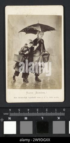 Produzione fotografica di (presumibilmente) un dipinto di due ragazze sotto un ombrello sotto la pioggia, c. 1860 - c. 1880 cartone fotografico. carta. supporto fotografico albume stampa bambino. andare a scuola. ombrello Foto Stock