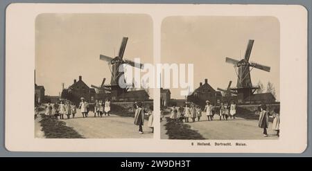 Telic op molens te Dordrecht, New Photographic Society, c. 1900 - c. 1910 stereografo Dordrecht Cardboard. supporto fotografico mulino a vento con stampa in argento gelatina nel paesaggio. bambino Foto Stock