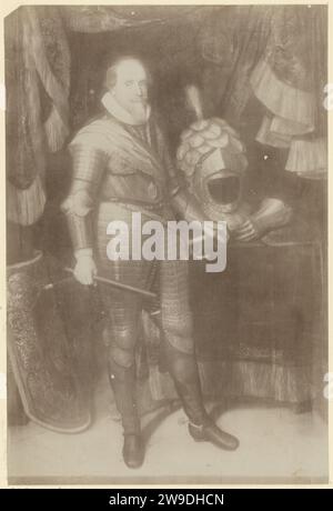 Ritratto di Maurits, Principe d'Orange, 1850 - 1930 Fotografia Ritratto di Maurits. Un commandosta nella mano destra. Supporto fotografico Paesi Bassi Foto Stock