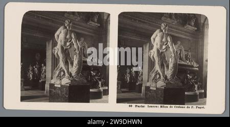 Scultura di Pierre Puget nel Musée du Louvre di Parigi, che rappresenta Milon van Croton, è attaccata da un leone, Neue Photographic Gesellschaft, stereografo del 1904 Museo del Louvre cartoncino. Supporto fotografico stampa in argento gelatina morte di Milon di Croton: Ha le mani intrappolate in un tronco d'albero e viene attaccato da leoni o lupi. Figura seduta - AA - figura umana femminile. scultura Foto Stock