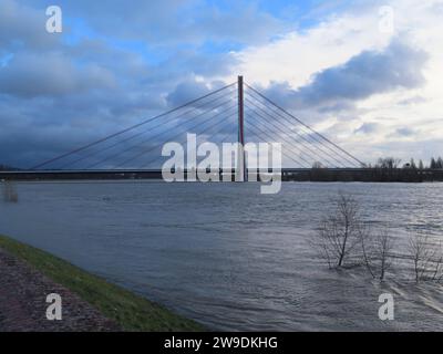 Blick auf das majestaetische Bauwerk der Fleher Bruecke ueber den Wild und ungestuem dahin brausenden Rheinstrom mit Hochwasser Weihnachtshochwasser Fleher Bruecke A46 im Rheinstromhochwasser ueber Rhein *** Vista della maestosa struttura del ponte Fleher Bruecke sopra la natura selvaggia e l'impetuoso fiume Reno con inondazione natalizia in acqua alta, il ponte Fleher Bruecke A46 nel fiume Reno inonda sopra il Reno Foto Stock