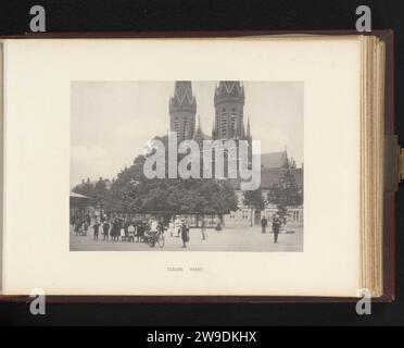 Vista sul mercato sulla collina di Tilburg con il Sint-Jozefkerk, Anonimo, in o dopo il 1908 sullo sfondo stampa fotomeccanica questa pagina fa parte di un album. mercato del collotipo di carta. persone storiche. chiesa (esterna) Tilburg Foto Stock