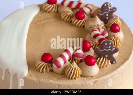 Torta al caramello natalizia rifinita a mano di M&S su sfondo bianco Foto Stock