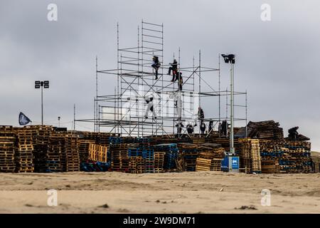 KIJKDUIN - a l'Aia è tradizione costruire pile di legno alte metri intorno alla vigilia di Capodanno, che vengono incendiate all'inizio del nuovo anno. I falò più grandi si trovano sulle spiagge vicino a Scheveningen e Duindorp. ANP JEFFREY GROENEWEG netherlands Out - belgium Out Foto Stock