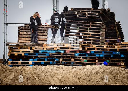 KIJKDUIN - a l'Aia è tradizione costruire pile di legno alte metri intorno alla vigilia di Capodanno, che vengono incendiate all'inizio del nuovo anno. I falò più grandi si trovano sulle spiagge vicino a Scheveningen e Duindorp. ANP JEFFREY GROENEWEG netherlands Out - belgium Out Foto Stock