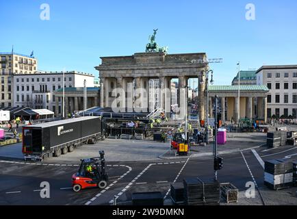 Berlino, Germania. 27 dicembre 2023. I lavoratori hanno allestito il palcoscenico per la festa di Capodanno e la tecnologia associata su Straße des 17. Juni e intorno alla porta di Brandeburgo. Credito: Soeren Stache/dpa/Alamy Live News Foto Stock