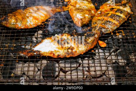 Deliziose fritture di pesce asiatiche servite su un tavolo barbecue. Pesce grigliato su griglie di acciaio a Trincomalee, Sri lanka Foto Stock