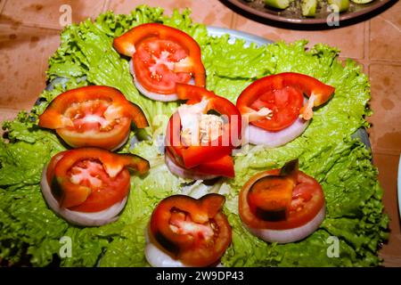 Insalata con aranci, pomodori e mela su un piatto a buffet. Foto Stock